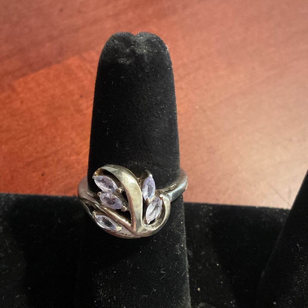 Elegant Silver Leaf Design Ring